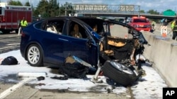 Salah satu mobil swakemudi Tesla yang mengalami kecelakaan di Mountain View, California, 23 Maret 2018 (foto: dok). 