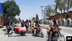 Des combattants talibans à moto patrouillent dans la ville de Ghazni, au sud-ouest de Kaboul, en Afghanistan, ce jeudi 12 août 2021.