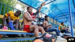 L'ivoirien Ismael Soumahoro dirige une séance d'entraînement pour les joueurs des Black Stars, une équipe créée pour les footballeurs africains, à Moscou, le 4 juin 2018.