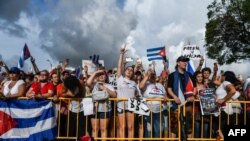 Manifestantes muestran su apoyo a los cubanos que se manifiestan contra su gobierno, en Miami, el 14 de julio de 2021.