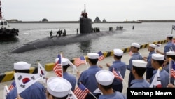 미 해군 로스앤젤레스급 핵추진 잠수함인 샤이엔(Cheyenne·SSN 773)이 6일 오전 해군작전사령부 장병들의 환영을 받으며 부산기지에 입항하고 있다. 샤이엔은 6천900t의 대형 핵추진 잠수함으로 길이는 110.3ｍ에 최대 잠수 깊이는 450ｍ다. 탑승 인원은 130여명이다.