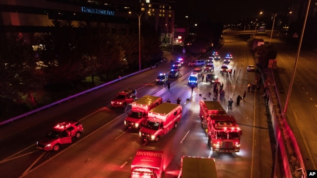 7月4日，紧急救援人员在西雅图5号州际高速公路汽车冲撞抗议人群事件发生现场处理情况。