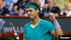 Rafael Nadal dari Spanyol merayakan kemenangan atas Roger Federer asal Swiss dalam perempat final BNP Paribas Terbuka di Indian Wells, California, Maret 2013.