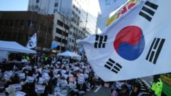 Sejumlah demonstran turun ke jalan di Seoul, Korea Selatan, menyerukan Mahkamah Konstitusi untuk memberhentikan Presiden Yoon Suk Yeol dalam aksi yang digelar pada 15 Desember 2024. (Foto: AP/Lee Jin-man)