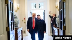 资料照片：美国总统特朗普和乌克兰总统泽连斯基在白宫合影(2025年8月18日)