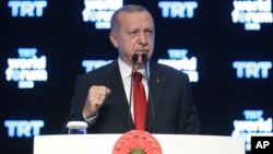 Presiden Turki Recep Tayyip Erdogan berbicara dalam forum di Istanbul, Senin (21/10).