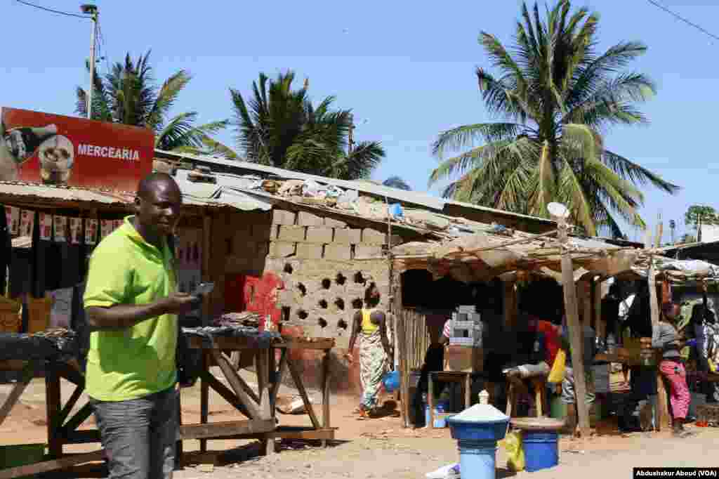 Shughuli za biashara zinazofanyika katika barabara inayoelekea Palma, Msumbiji