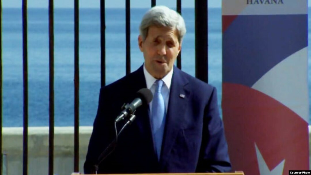 El secretario de Estado John Kerry, durante la ceremonia de izado de la bandera de EE.UU. en la Embajada estadounidense en La Habana, Cuba, el 14 de agosto de 2015.