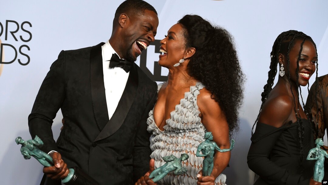 Sterling K. Brown, kiri, pemenang penghargaan untuk aktor terbaik dalam penampilannya di film “Black Panther” tampak bersama Angela Bassett yang juga tampil dalam film yang sama dalam acara penganugerahan tahunan Screen Actors Guild Award yang ke-25, hari Minggu, 27 Januari 2019,