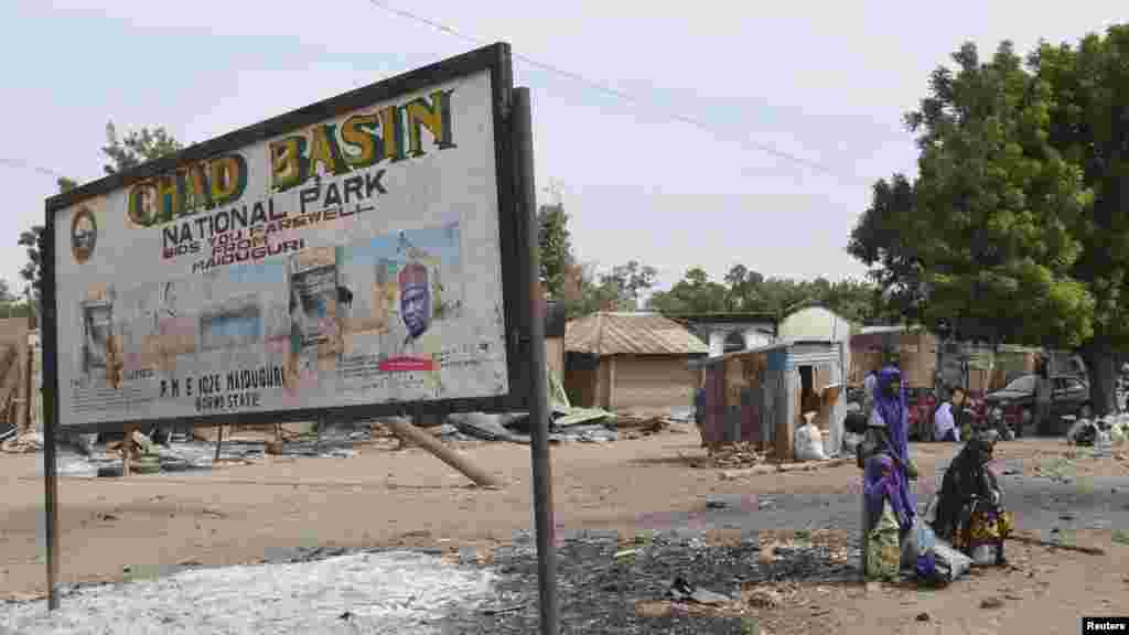 Wasu gidaje da aka kona a harin da ake zaton &lsquo;yan Boko Haram ne suka kaishi a Kawuri dake Maiduguri, Junairu 28, 2014.