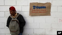 Un hondureño está de pie afuera de un refugio para más de 5.000 inmigrantes centroamericanos, en Tijuana, México, el miércoles 28 de noviembre de 2018.