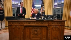 Presiden AS Donald Trump berbicara kepada jurnalis di Ruang Oval di Gedung Putih, Washington, DC, oada 20 Januari 2025. (Foto: Jim Watson/Pool/AFP)