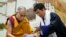 Dalay Lama hamda surgundagi Tibet hukumati bosh vaziri Lobsang Sangay, Hindiston, 5-iyun 2014-yil. 