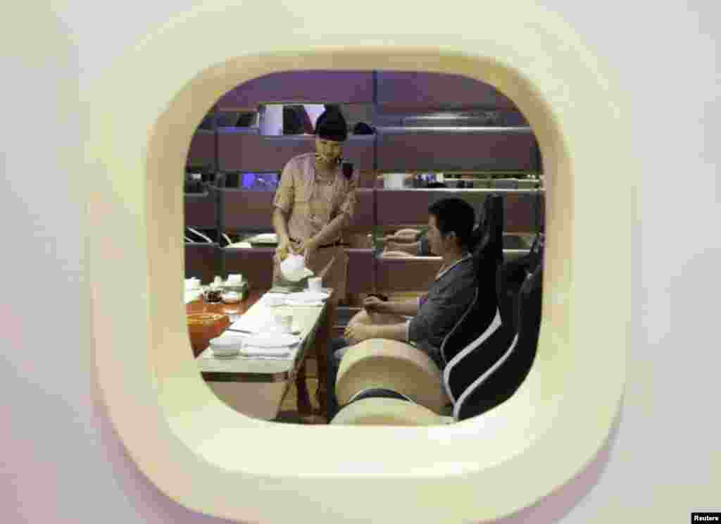 Children and young adults wear chains on their ankles to keep them from fleeing the open-air market where they learn skills and receive counseling, Kaduna, Nigeria, February 12, 2014. (Heather Murdock/VOA) 