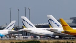 Літак компанії DHL та українські літаки Антонов в аеропорту Лейпциг/Галле в Німеччині, 5 серпня 2026 року, після дронового інциденту з вибухівкою біля українського АН-124 на злітно-посадковій смуги. Фото: REUTERS/Axel Schmidt/Фото з архіву