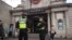 Extraseguridad en la estación Embankment del metro londinense cerca del Parlamento británico, luego del incidente terrorista del lunes. Marzo 22, 2017. (Photo: R. James /VOA)
