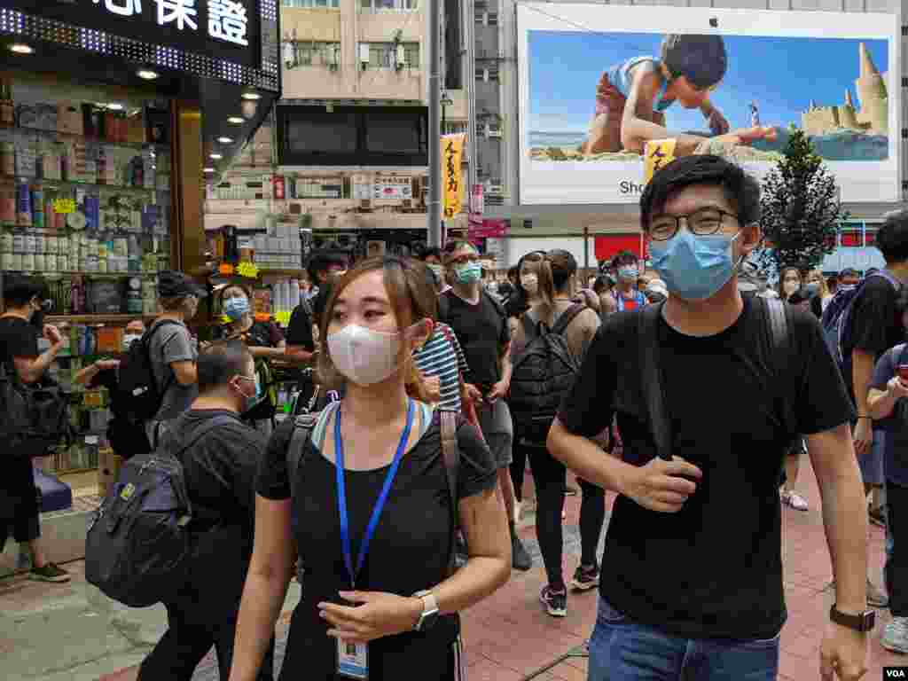 香港眾志秘書長黃之鋒與南區區議員袁嘉蔚一同參與5-24港島區反惡法遊行。(美國之音湯惠芸拍攝)