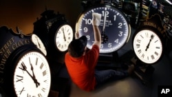 미국 매사추세츠주의 시계판매업체 관계자가 상품을 관리하고 있다. (자료사진)