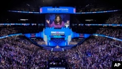 Oprah Winfrey habla durante la Convención Nacional Demócrata el 21 de agosto de 2024, en Chicago.