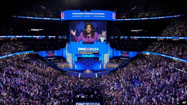 Oprah Winfrey habla durante la Convención Nacional Demócrata el 21 de agosto de 2024, en Chicago.