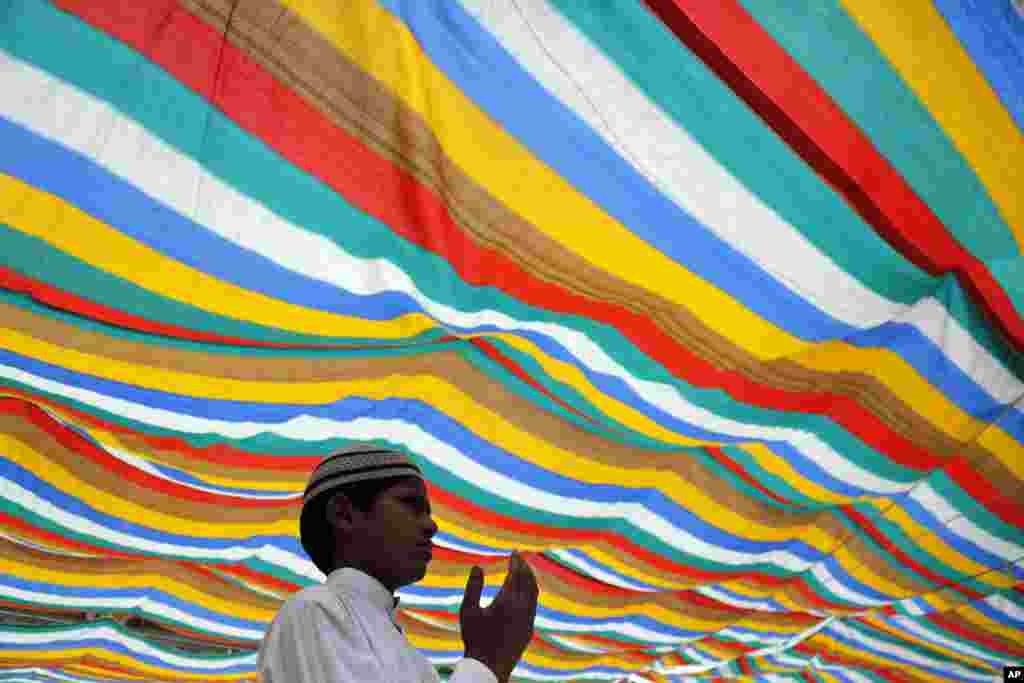 An Indian Muslim devotee prays at the shrine of Khwaja Moinuddin Chishti during Urs festival in Ajmer, Rajasthan, India. Thousands of Sufi devotees from different parts of India travel to the shrine for the annual festival, marking the death anniversary of the saint.