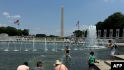 Фонтан у памятника героям Второй мировой войны. Вашингтон, округ Колумбия. 22 июня 2024 г. 