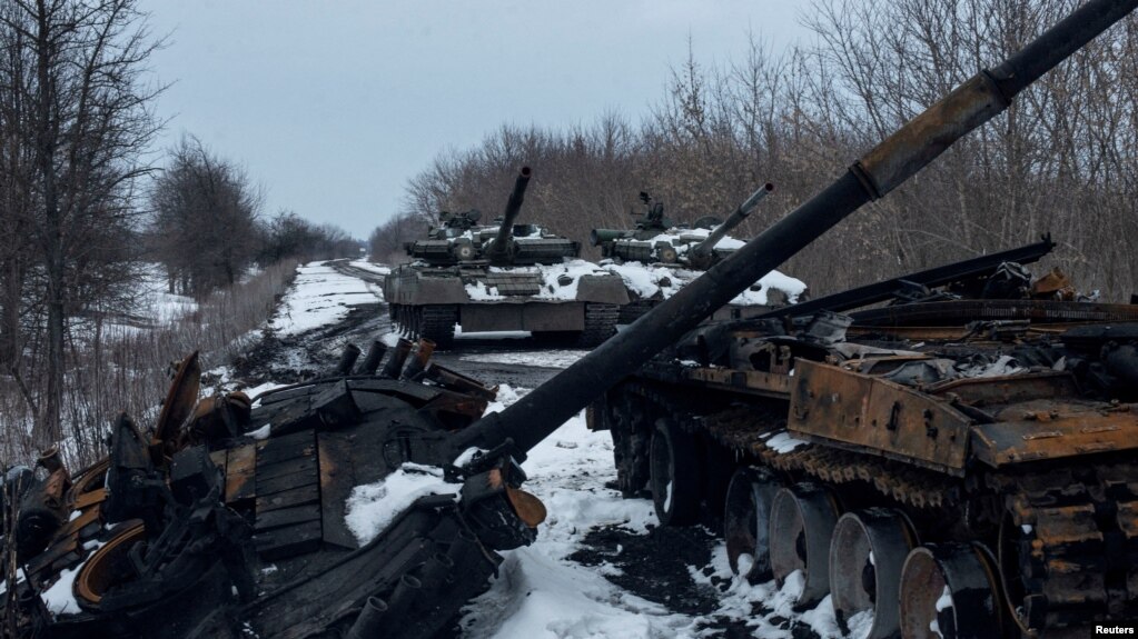 资料照片：在乌克兰苏梅地区截获的俄军坦克。(photo:VOA)