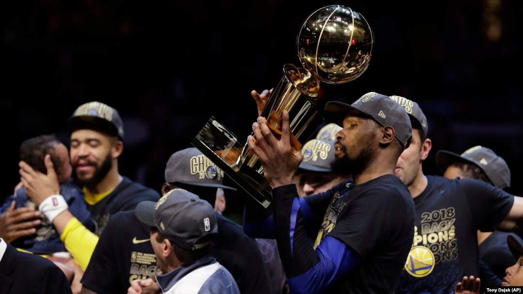 Kevin Durent sa trofejem Leri O'Brajen proslavlja drugu uzastopnu titulu šampiona NBA lige (Foto: AP/Tony Dejak) 