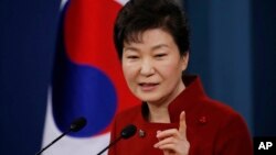 ປະທານາທິບໍດີ ເກົາຫຼີໃຕ້ ທ່ານນາງ Park Geun-hye ຕອບຄຳຖາມຂອງບັນດານັກຂ່າວ ໃນລະຫວ່າງ ກອງປະຊຸມຖະແຫລງຂ່າວ ຢູ່ທີ່ທຳນຽບປະທານາທິບໍດີ ໃນນະຄອນຫຼວງໂຊລ ຂອງເກົາຫຼີໃຕ້, ວັນພຸດທີ 13 ມັງກອນ 2016.