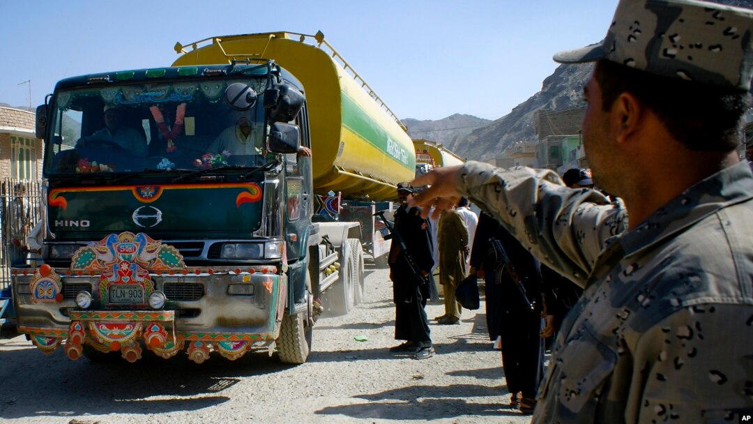 Polisi Afghanistan memberi perintah kepada truk pemasok BBM untuk pasukan NATO di Afghanistan (foto: dok). Departemen Pertahanan AS dinilai menghamburkan anggaran untuk membangun stasiun pengisian gas alam di Afghanistan.