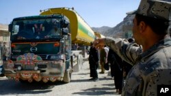 Polisi Afghanistan memberi perintah kepada truk pemasok BBM untuk pasukan NATO di Afghanistan (foto: dok). Departemen Pertahanan AS dinilai menghamburkan anggaran untuk membangun stasiun pengisian gas alam di Afghanistan.