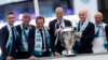 Zinedine Zidane et ses assistants tenant le trophée de la ligue des champions, Madrid le 27 mai 2018.