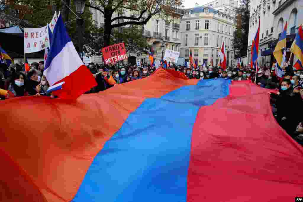 분쟁지역 나고르노-카라바흐에서 아르메니아와 아제르바이잔의 교전이 계속되는 가운데 프랑스 파리 의사당 앞에서 아르메니아를 지지하는 단체가 시위하고 있다. 양국의 충돌로 인해 73명의 민간인을 포함한 600여명이 사망했다. 
