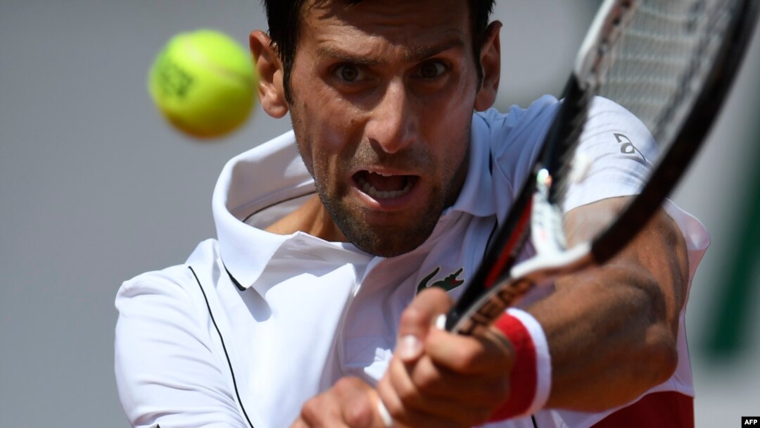 Petenis Serbia, Novak Djokovic, dalam laga tunggal putra melawan petenis Spanyol Jaume Munar, turnamen Perancis Terbuka di Paris, 30 Mei 2018.