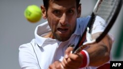 Petenis Serbia, Novak Djokovic, dalam laga tunggal putra melawan petenis Spanyol Jaume Munar, turnamen Perancis Terbuka di Paris, 30 Mei 2018.