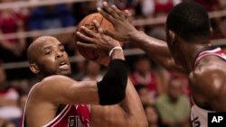 Taj Gibson, de Chicago, es bloqueado por Kevin Seraphin, de Washington, en el juego de pre-temporada de la NBA realizado en Río de Janeiro, Brasil.
