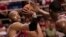 Taj Gibson, de Chicago, es bloqueado por Kevin Seraphin, de Washington, en el juego de pre-temporada de la NBA realizado en Río de Janeiro, Brasil.