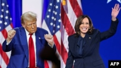 Donald Trump a dançar enquanto sai do palco depois de discursar em La Crosse, Wisconsin, a 29 de agosto de 2024, e Kamala Harris a chegar ao palco para discursar na Convenção Nacional Democrata em Chicago, a 22 de agosto de 2024