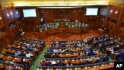 Anggota parlemen Kosovo memberikan suara untuk membubarkan parlemen dalam sidang luar biasa di ibukota Pristina, 22 Agustus 2019.