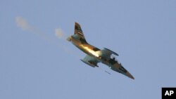Истребитель сирийских ВВС наносит авиаудар по деревне Тель-Рафат в окрестностях Алеппо, Сирия.