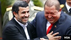 Presiden Iran Mahmoud Ahmadinejad (kiri) disambut oleh Presiden Venezuela Hugo Chavez di Istana Miraflores, Caracas (9/1).