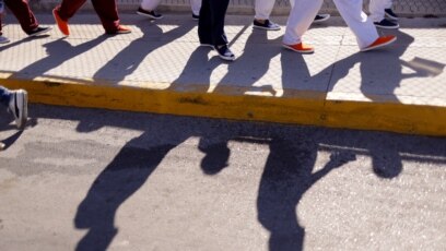 Un grupo de migrantes camina de vuelta a Ciudad Juárez, en México, tras ser expulsados de Estados Unidos bajo el Título 42, el 3 de mayo de 2022.