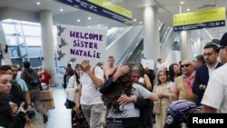 Claudia Díaz abraza a su hermana Natalie, una de las víctimas de adopciones forzadas de la era de Pinochet, en el aeropuerto de Santiago de Chile el 22 de febrero de 2025