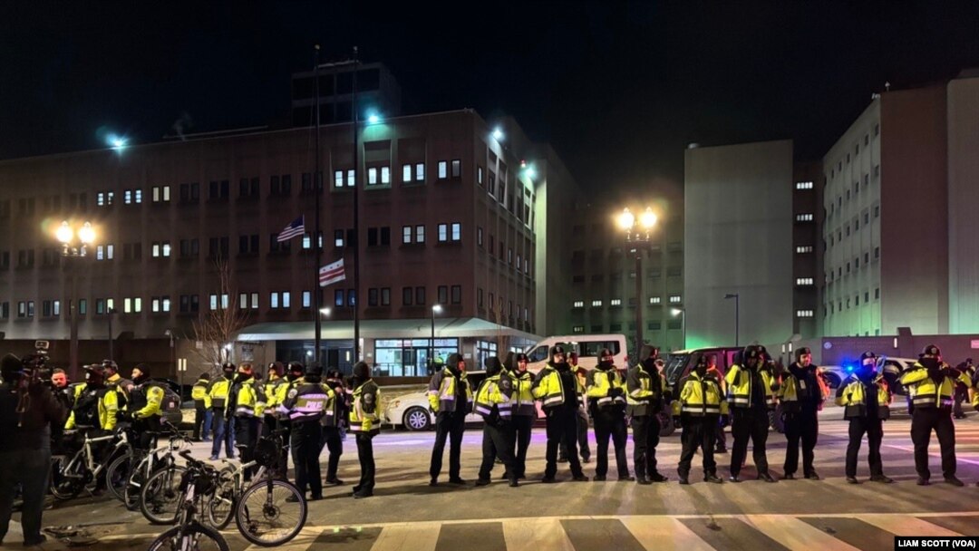 Policija ispred zatvora u Vašingtonu (Foto: VOA)