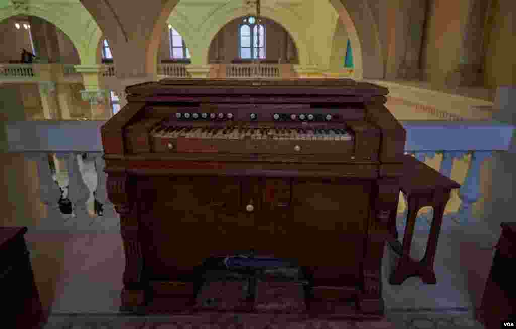An antique organ is among the relics at the Eliyahu Hanavi Synagogue in Alexandria, Egypt. (Hamada Elrasam/VOA)