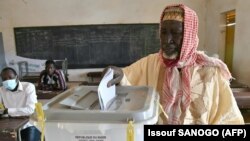 Un Nigérien vote dans un bureau de vote à Niamey le 27 décembre 2020 lors des élections présidentielles et législatives au Niger. (Photo par Issouf SANOGO / AFP)