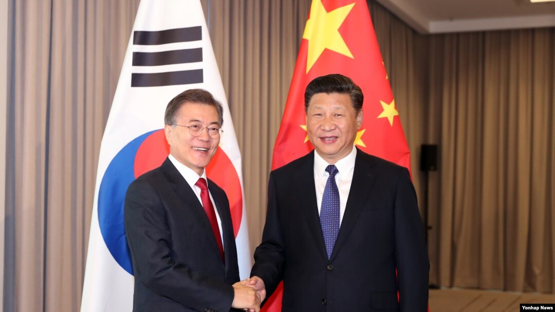 Presiden China Xi Jinping (kanan) bersama Presiden Korea Selatan Moon Jae-in (Foto: dok). Kedua pemimpin dijadwalkan akan bertemu di sela-sela pertemuan APEC di Vietnam, 10-11 November 2017. 