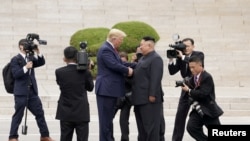도널드 트럼프 미국 대통령과 김정은 국무위원장이 지난 2019년 6월 판문점에서 만나 악수하고 있다.