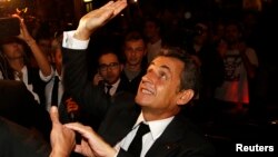 Các quan chức đảng cho biết ông Sarkozy giành được 64.5% số phiếu, và theo các nhà phân tích, con số này thấp hơn so với dự kiến. 