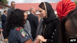 Perdana Menteri Selandia Baru Jacinda Ardern berbicara dengan seorang perempuan dalam kunjungan ke Pusat Pengungsi Canterbury di Christchurch, 16 Maret 2019.